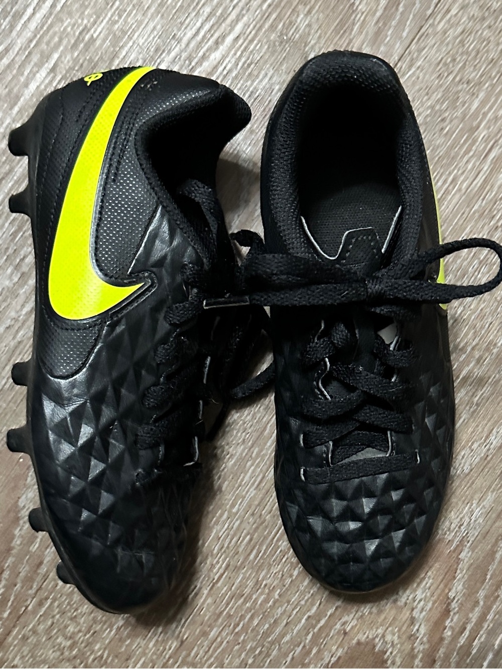 Nike Jr. Tiempo Legend 8 Club
MG kids' soccer cleats
Black Volt Size 12C
